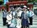 京都・八坂神社前で写したレクリエーション時の写真。会談で楽しそうに笑顔で写っている様子