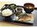 ご飯と魚のおかず、みそ汁、ご飯などが乗っている施設内の食事の様子