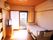 ひとりで部屋でくつろいでいる男性。ホワイトを基調とした部屋で明るい様子が分かる