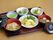 ごはんと汁物、その他の複数のおかずが並んでいるある日のメニュー