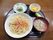 麺料理をメインとした食事。果物や野菜、汁物が添えられている。