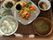 白いご飯に味噌汁、揚げ物にたくさんの野菜料理が盛られたトレー。彩り鮮やかに盛られている。