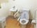 手すりが付いた高齢者用のトイレの様子。すぐ横に洗面台が付いている様子