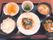 ご飯と汁物、おかずが並べられている施設内のメニュー例