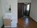 鏡が付いた洗面所や冷蔵庫が置かれているフローリングの部屋には家具は置かれていない。