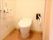 手すりが取り付けられている居室内のトイレ。緊急コール付きのトイレの様子