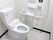 ふたなしの便座が設置され、手洗い場や呼び出しボタンはトイレットペーパーホルダーのそばにある。