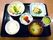 品数の多い食事。白いご飯に味噌汁、お茶、野菜たっぷりのおかずが並んでいる。