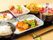 ごはんやおかず類が並んでいる豪華な食事の様子。施設内で用意される食事