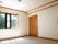 緊急通報装置があり、家具は置かれていない広々とした部屋には大きな窓が付いている。
