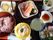 華やかな行事食を写した写真。刺身や赤飯などハレの日のメニューが並んでいる様子