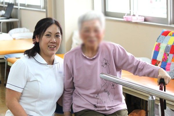 笑顔のスタッフと利用者の様子