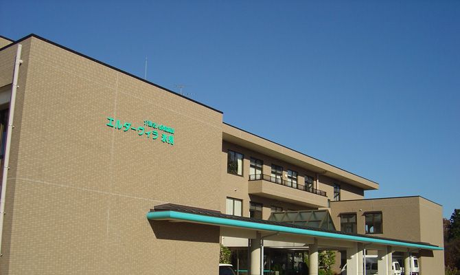 青空の下の建物外観