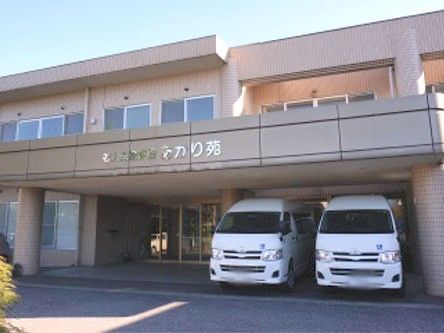 送迎車が並ぶ建物の前