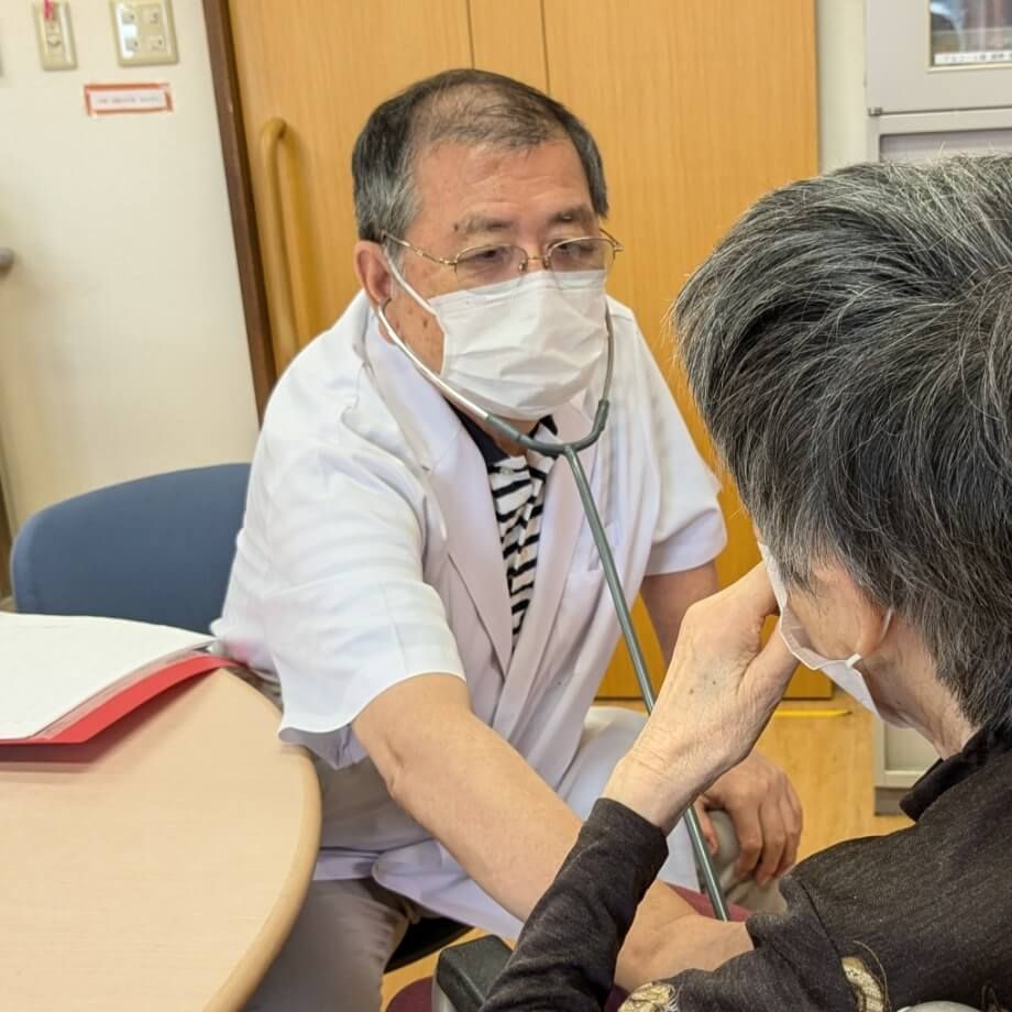 健康診断を受ける高齢者
