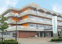 明るい外観の建物
