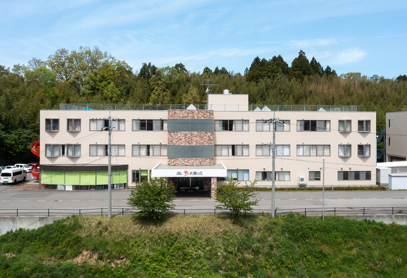 ゆったりとした外観の建物