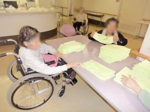 テーブルで作業する様子