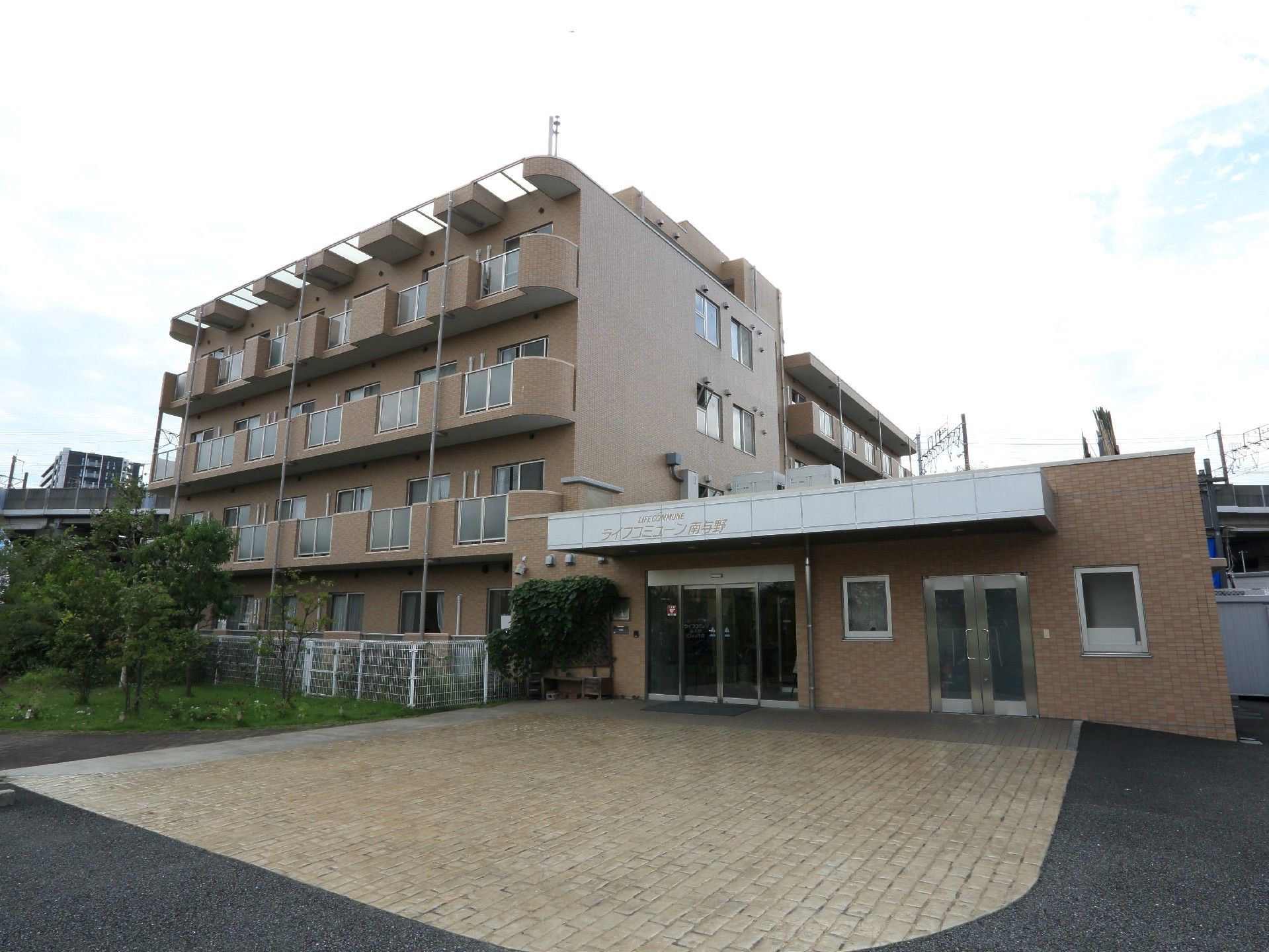 「ライフコミューン南与野」の外観。落ち着いた色合いの建物。
