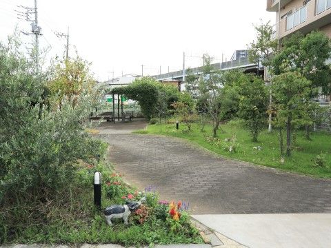 「ライフコミューン南与野」の外観。緑のある癒しの空間。