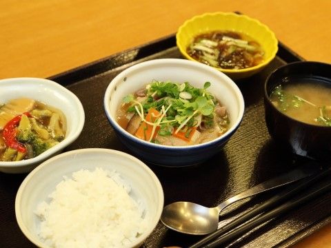 「ライフコミューン南与野」のお食事。家庭的な料理を提供している。