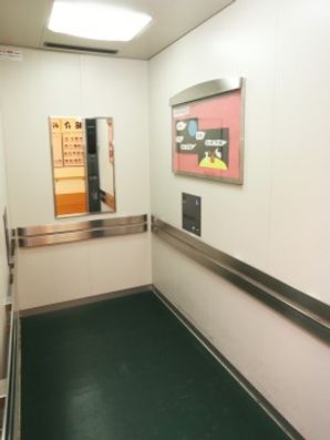 エレベーター内