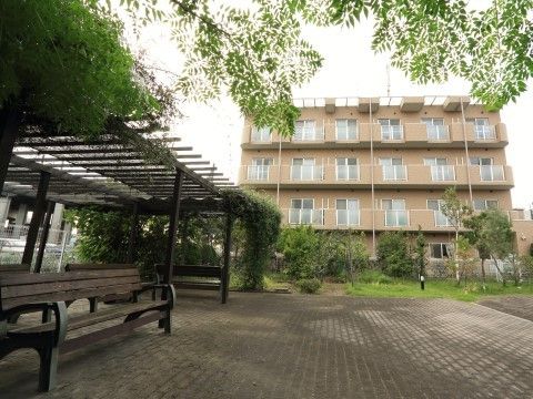 「ライフコミューン南与野」の外観。緑豊かな環境にある。