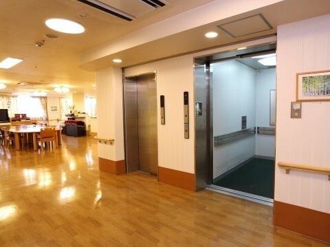 「ライフコミューン南与野」のレクリエーション。手先を使った作業など、バリエーションに富んだレクリエーションを行っている。
