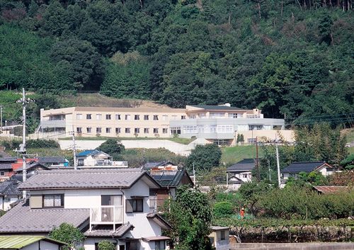 緑に囲まれた建物