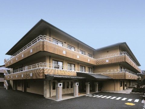 ライフコミューン蕨の外観。大きな駐車場を完備しておりますので、ご来訪の際はお車でのお越しが出来ます。