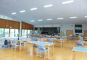 広々とした明るい食事スペース