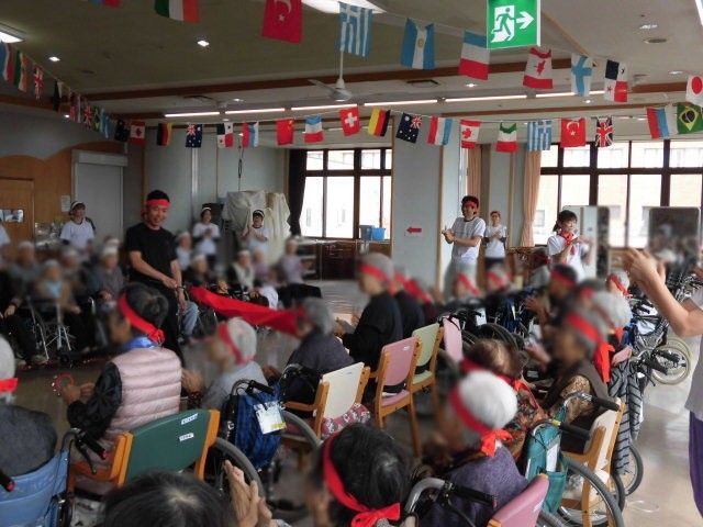 旗が飾られた広間