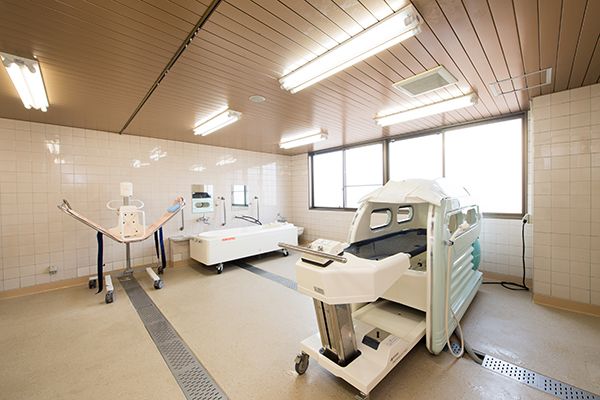 広々とした浴室設備