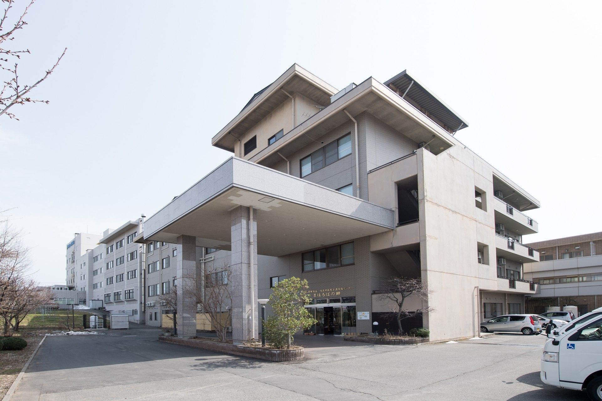 立派な建物の外観