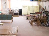 椅子が並ぶ広い部屋