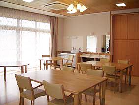 共有スペースの明るい食堂