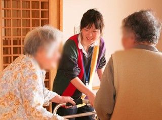 笑顔のスタッフと利用者