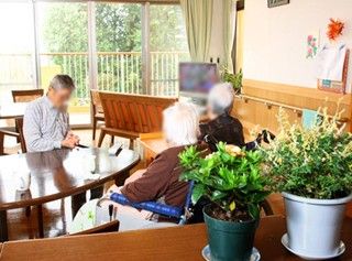 緑に囲まれた談話スペース