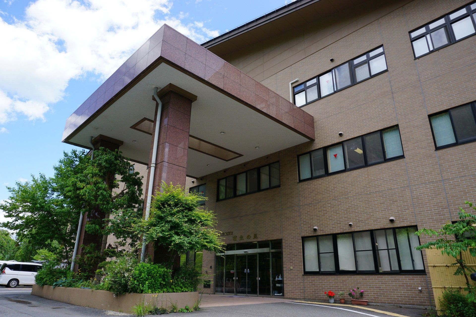 緑に囲まれた建物の外観