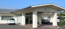 明るいエントランスの建物
