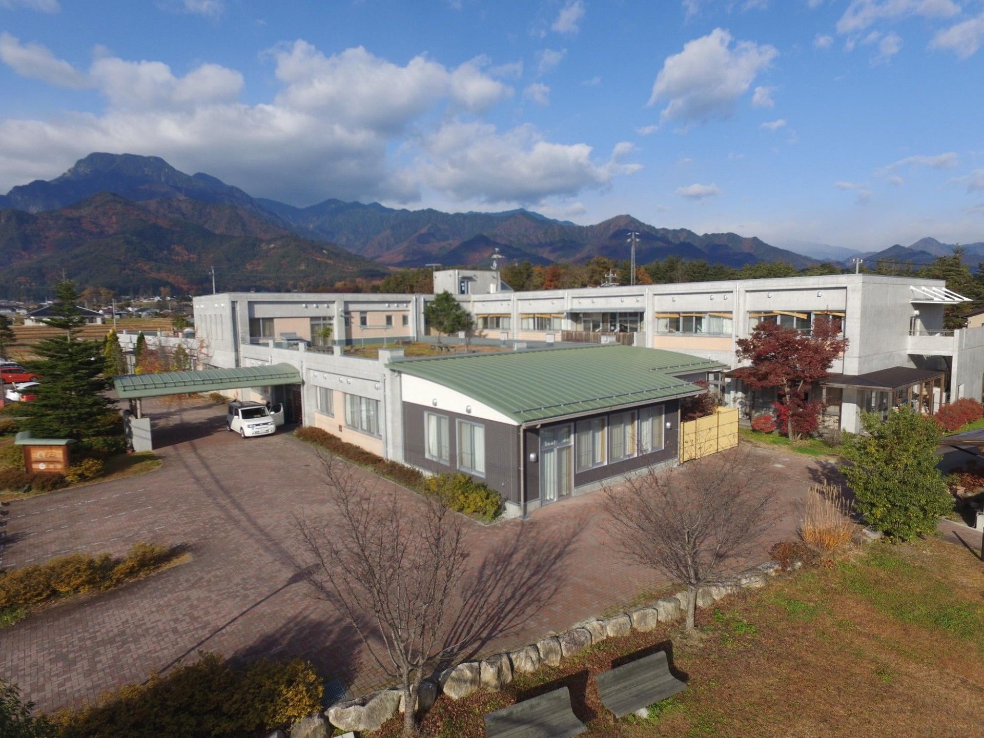 山々に囲まれた施設外観