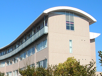 曲線屋根の建物外観