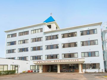 明るい外観の建物正面