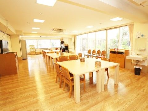 「ライフコミューンふじみ野」リビング。入居者様同士で会話やテレビを楽しめる、共有リビングです。