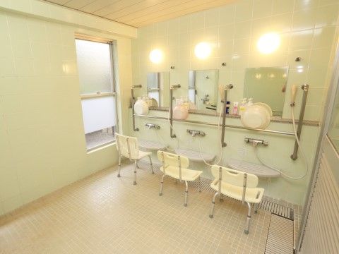 「ライフコミューンふじみ野」浴室。一般浴室に加えて、機械浴室も完備しています。