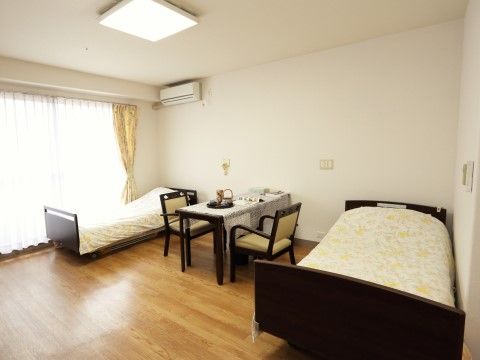 「ライフコミューンふじみ野」夫婦部屋。ご夫婦用にツインベッドをご用意しました。