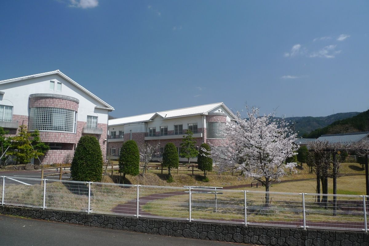 桜と共にある施設外観