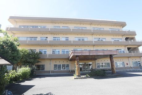明るい外観の建物正面