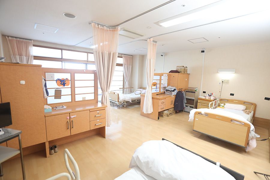 明るく広々とした居室