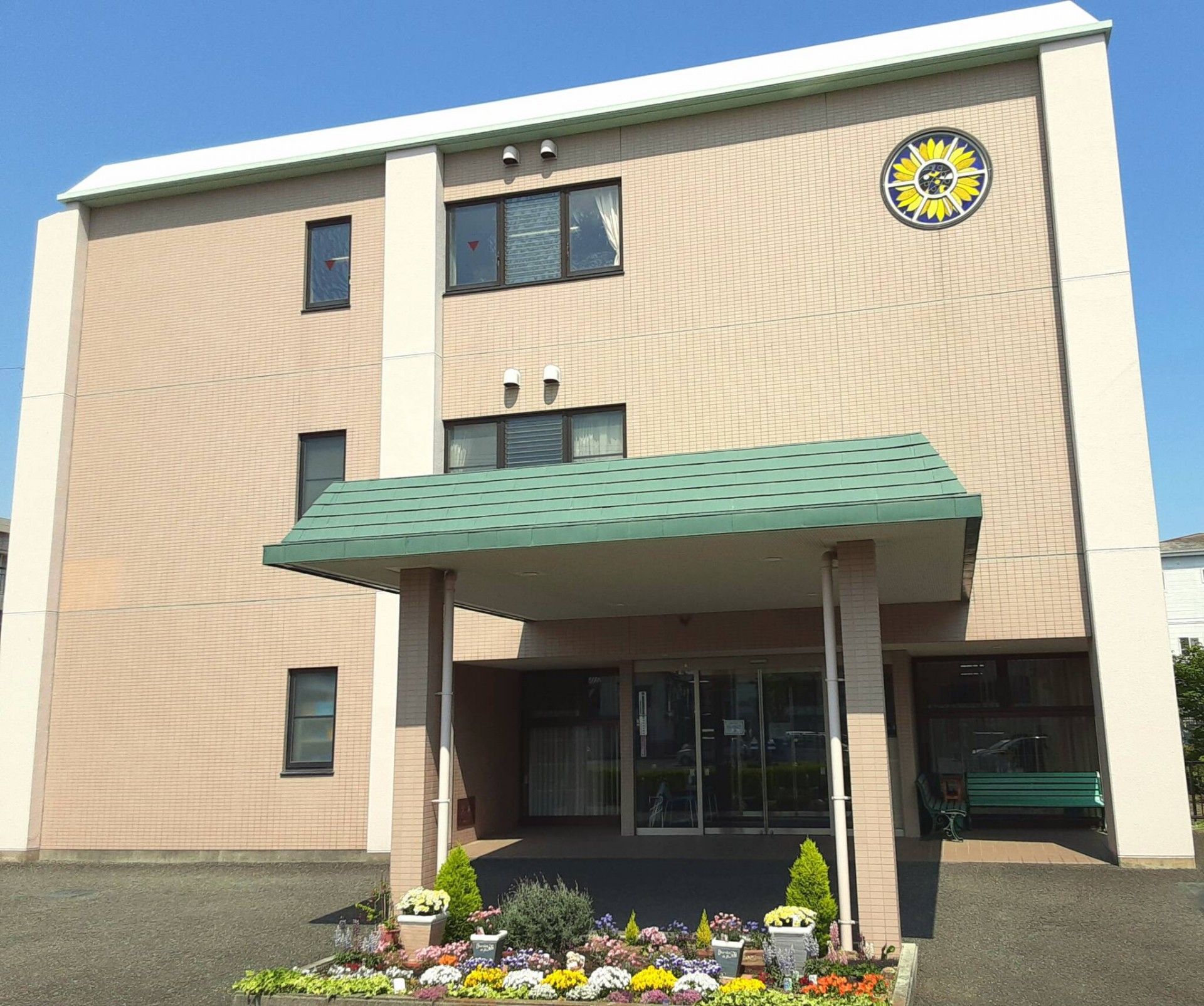 明るい外観の建物入口